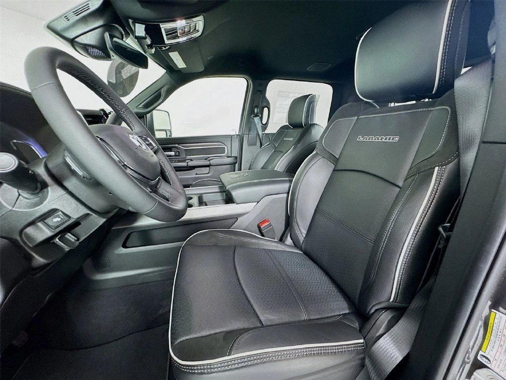 2026 RAM 3500 Laramie - Photo 11