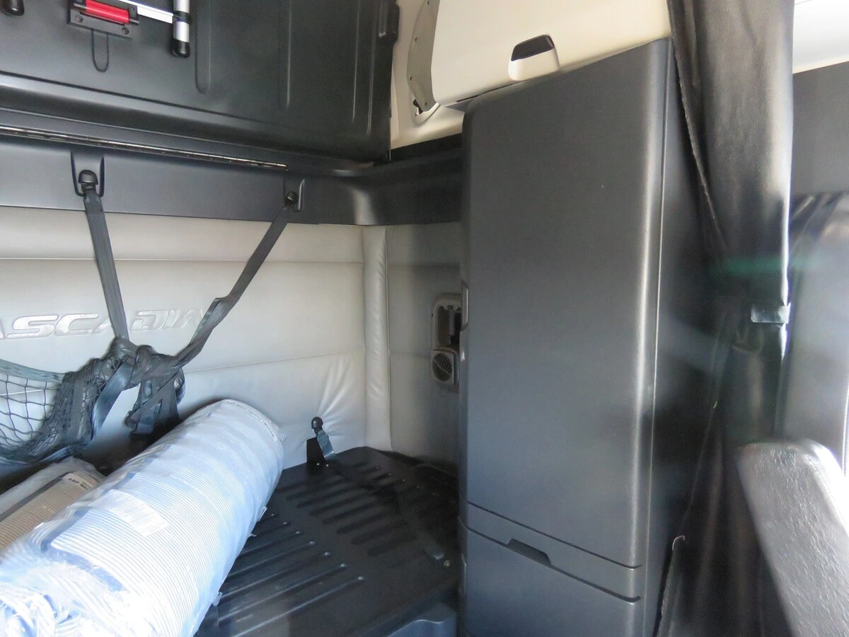 2022 Freightliner Cascadia - image 17