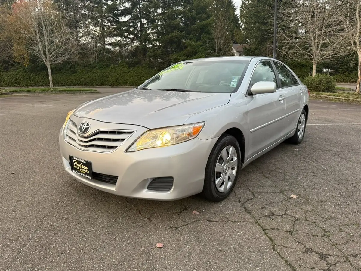 2010 Toyota Camry LE's photo