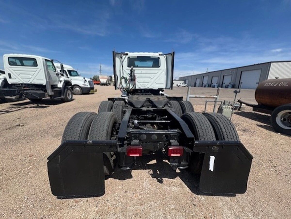 2019 International LT - image 3