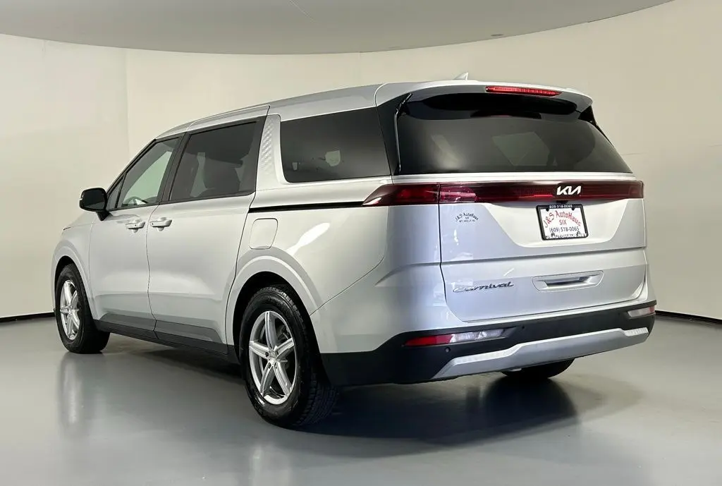2022 Kia Carnival LXS photo 5