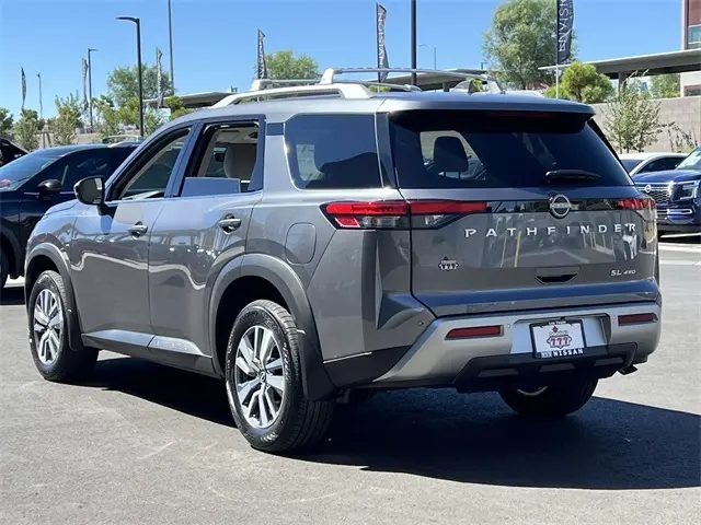 2025 Nissan Pathfinder SL photo 3