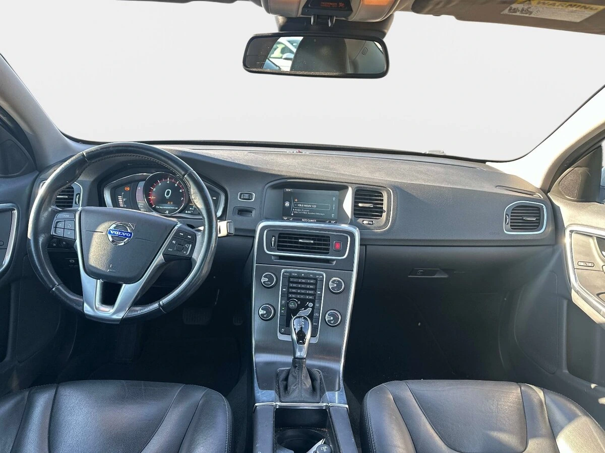 2015 Volvo - image 9