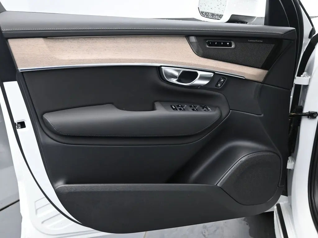 2025 Volvo - image 23