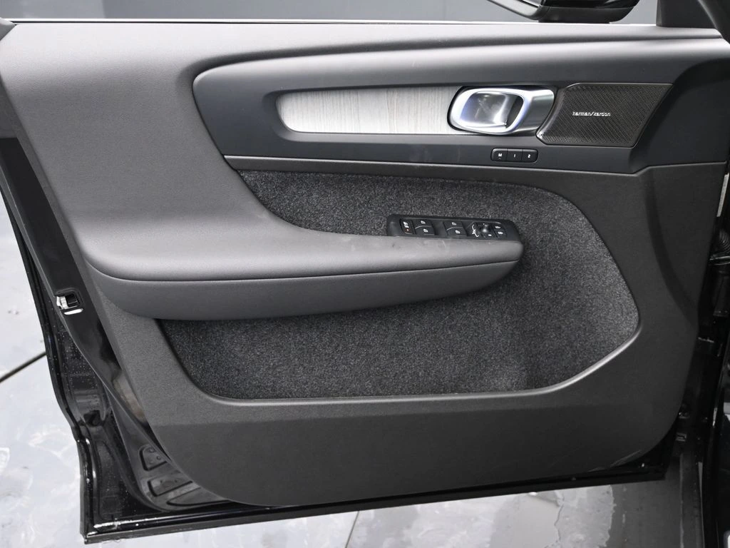 2025 Volvo - image 21