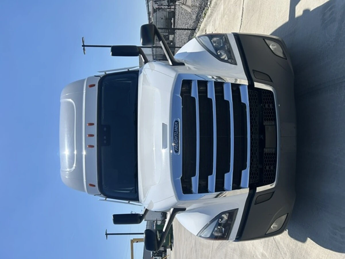 2025 Freightliner Cascadia — photo 5