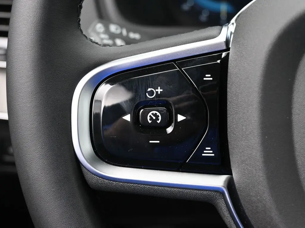 2025 Volvo - image 11