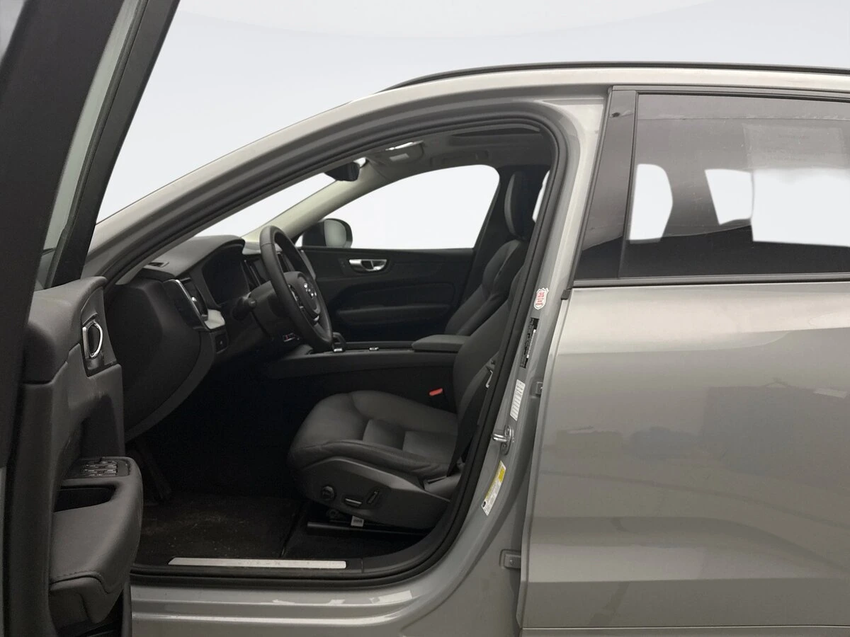 2025 Volvo - image 8