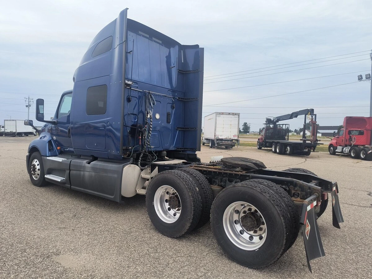 2021 International LT in Marshfield, WI — photo 3
