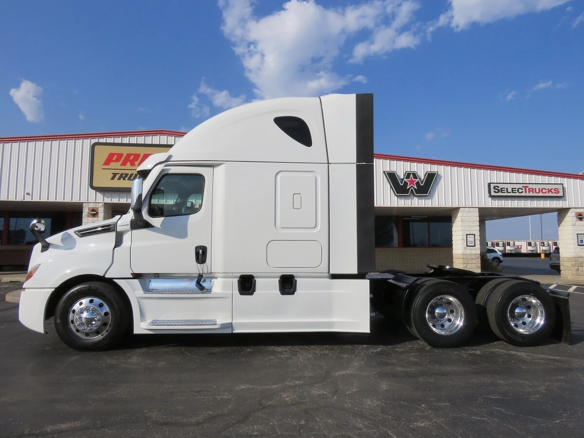 2022 Freightliner Cascadia - image 2