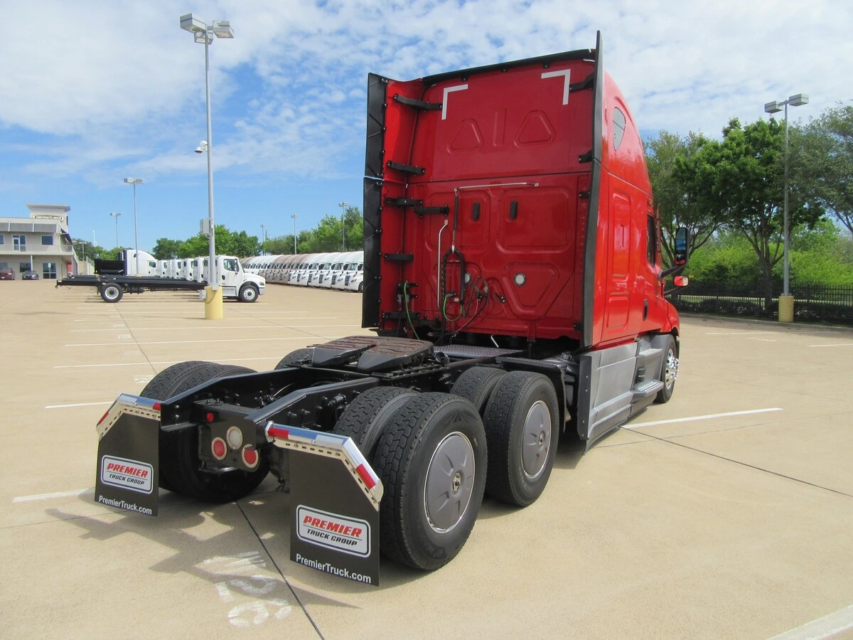 2022 Freightliner Cascadia - image 4