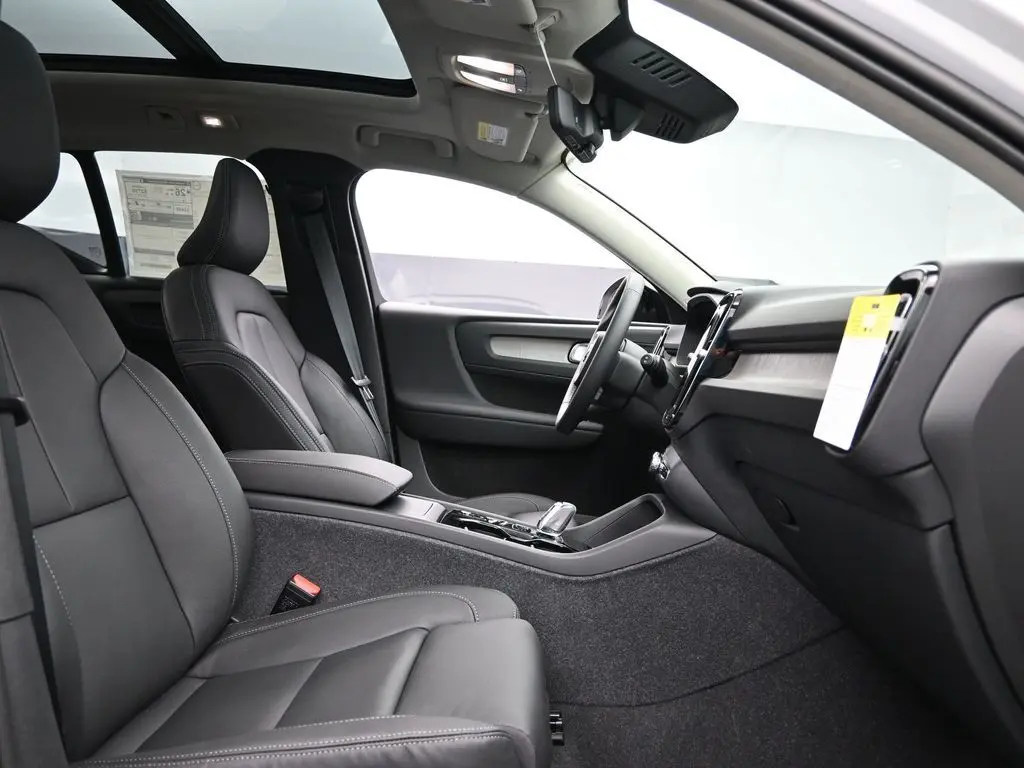 2025 Volvo - image 27