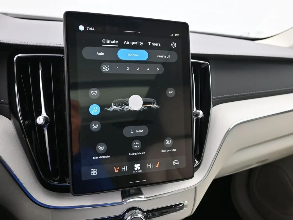 2026 Volvo - image 15