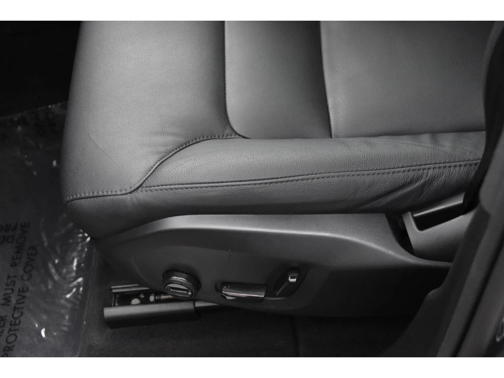 2025 Volvo - image 34