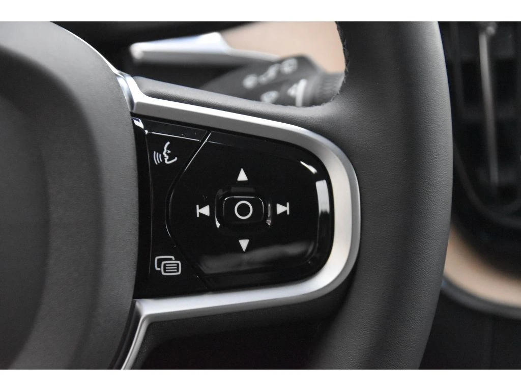 2026 Volvo - image 36