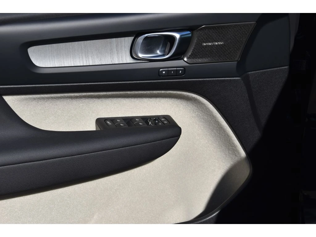 2026 Volvo - image 24