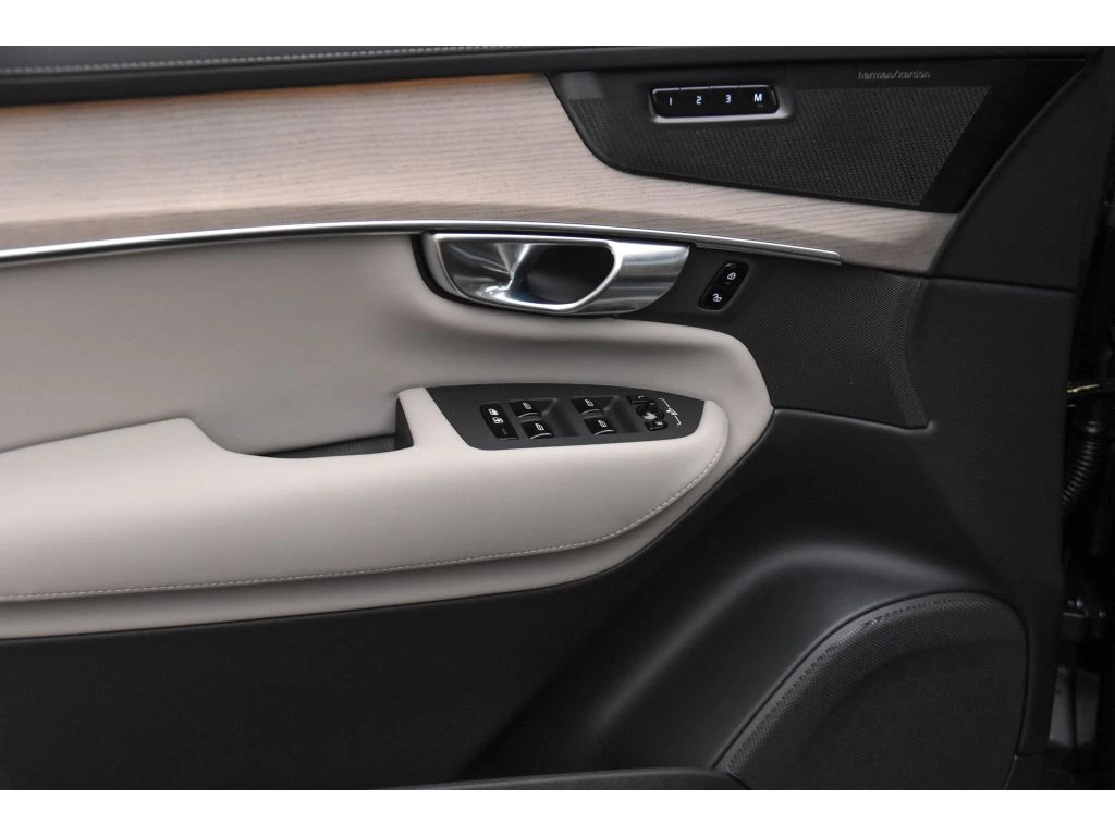 2026 Volvo - image 24