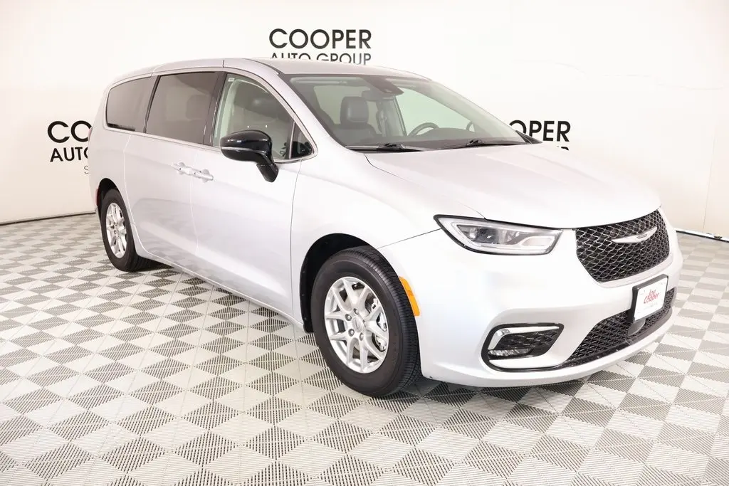 2024 Chrysler Pacifica Touring L's photo