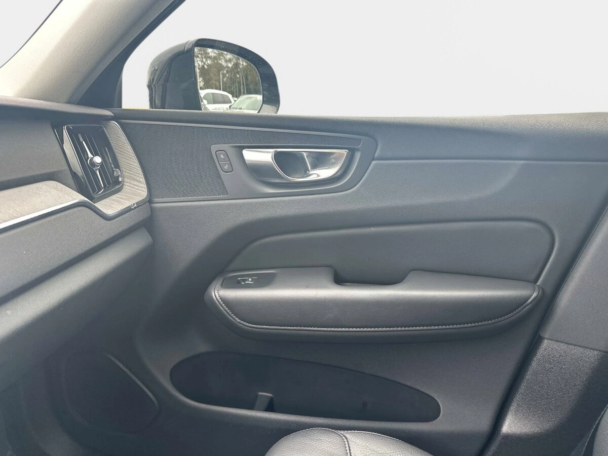 2025 Volvo - image 20