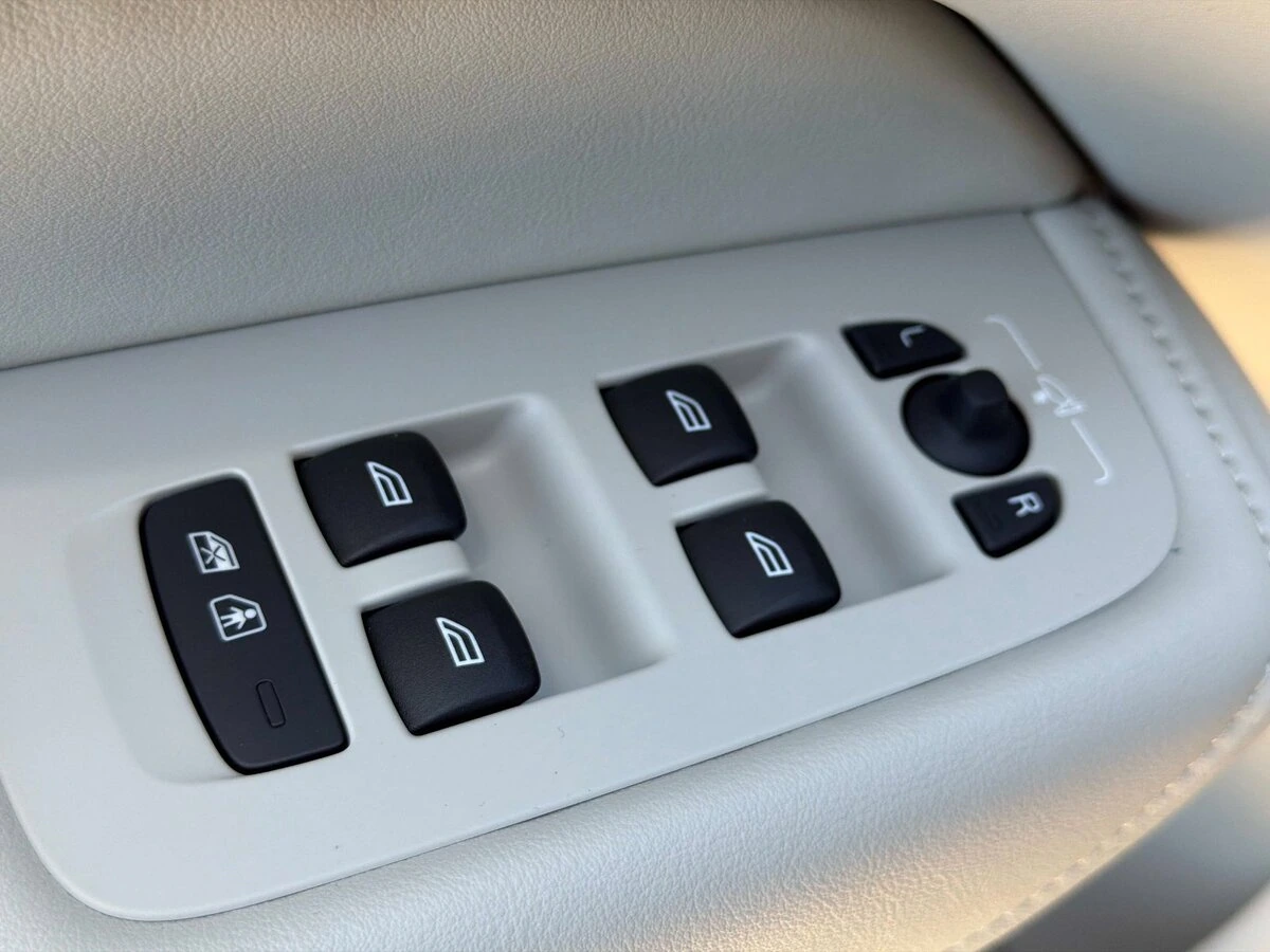 2026 Volvo - image 15