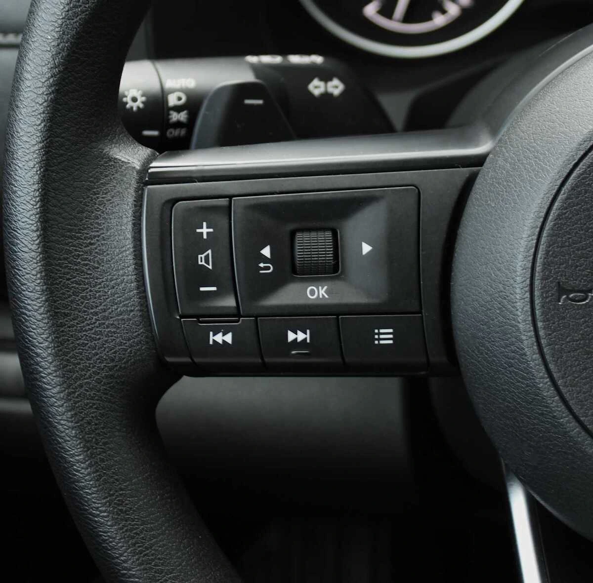 2023 Nissan Pathfinder S - Photo 28