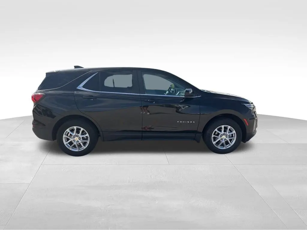 2024 Chevrolet Equinox LT photo 3