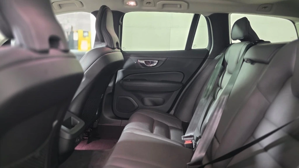 2025 Volvo - image 25
