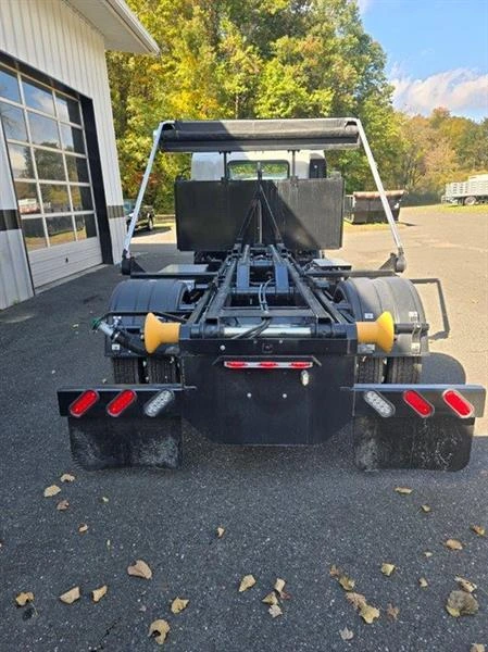 2024 Isuzu NRR in Syracuse, NY — photo 6