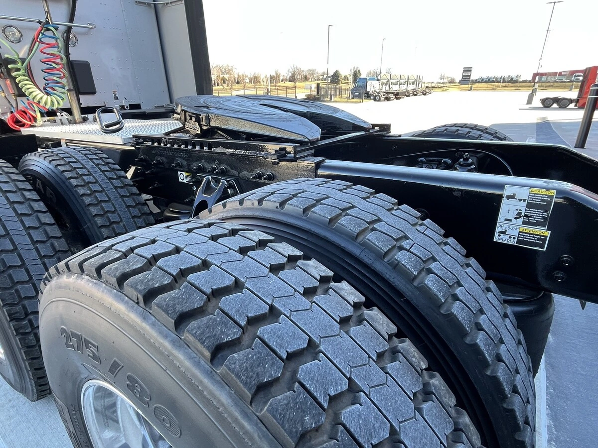 2023 Peterbilt 579 - image 3