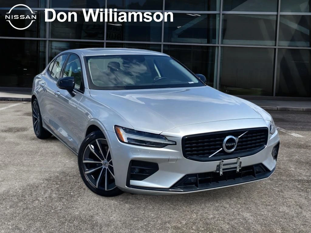 2022 Volvo S60 B5 Black Edition Momentum 4WD's photo