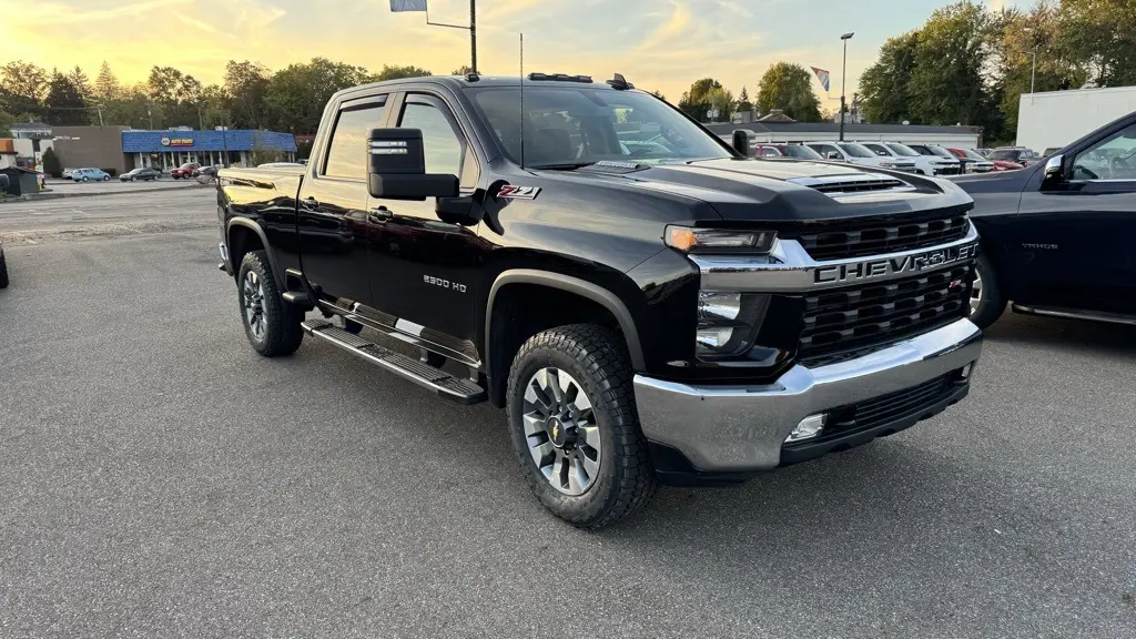 2021 Chevrolet Silverado 2500HD LT photo 2