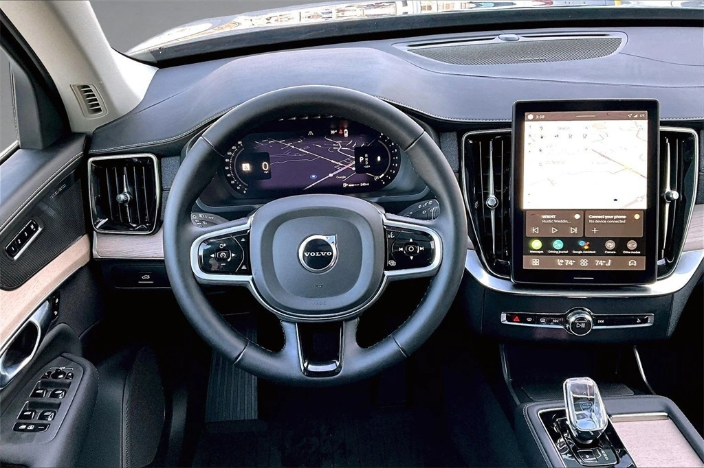 2026 Volvo - image 8