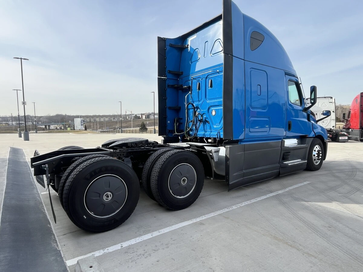 2022 Freightliner Cascadia - image 7