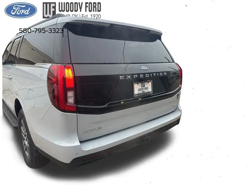 2025 Ford Expedition MAX photo 3