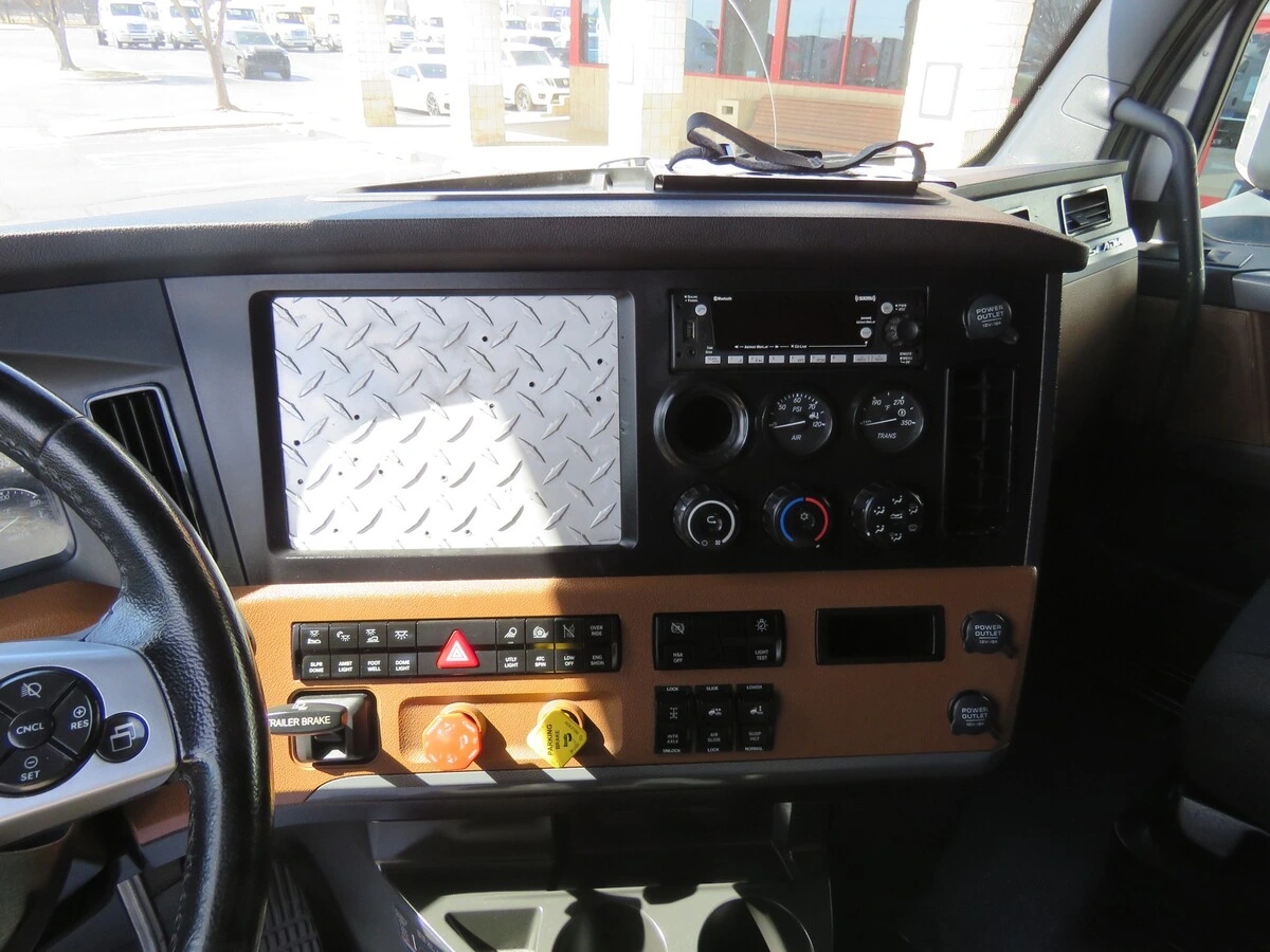 2022 Freightliner Cascadia - image 22