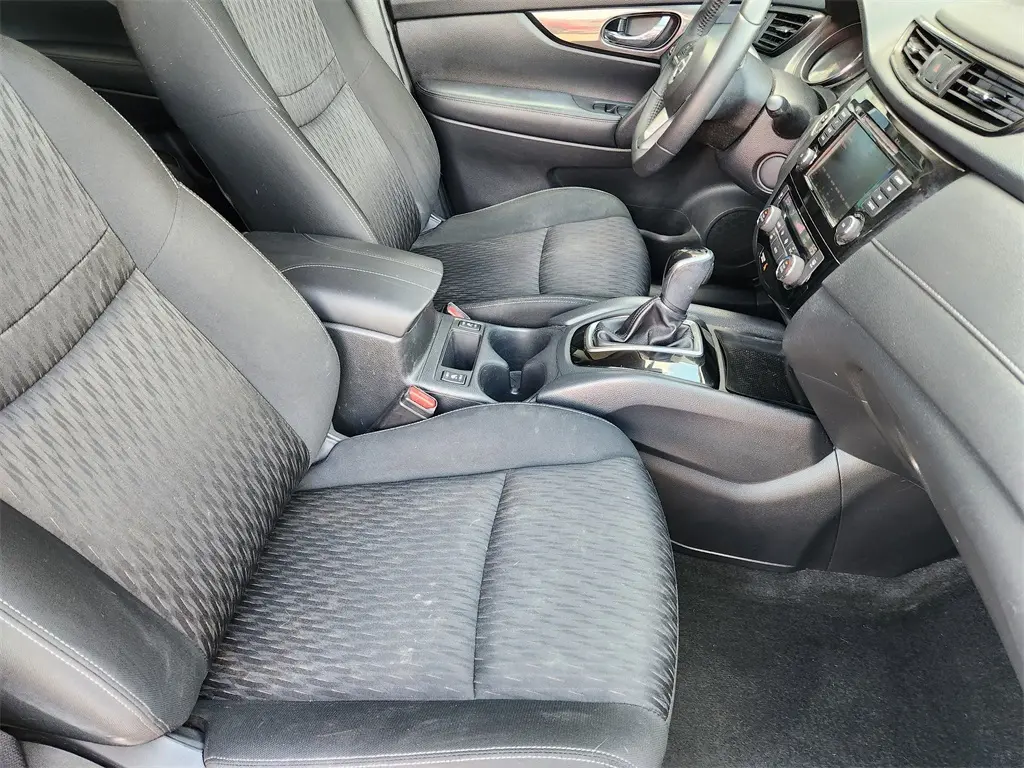 2019 Nissan Rogue SV photo 7