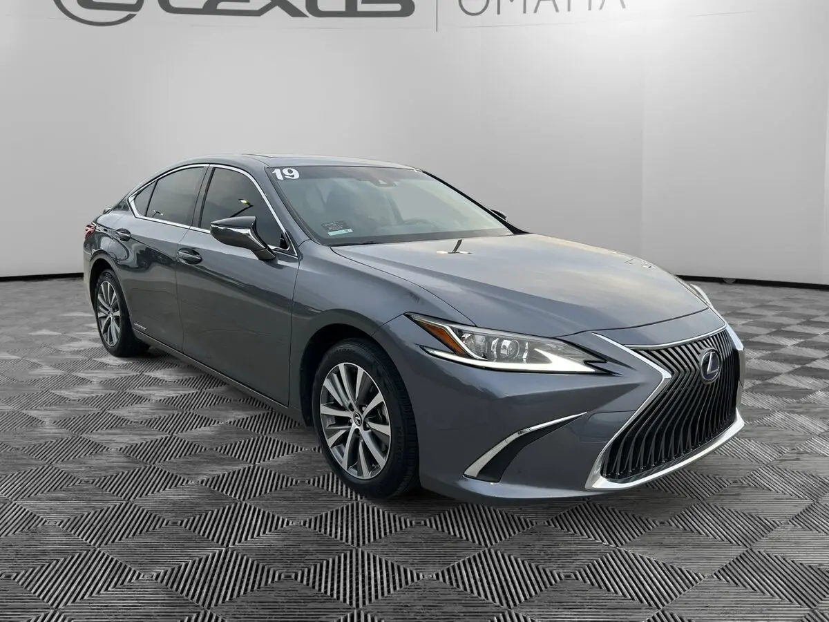 2019 Lexus ES Hybrid 300h's photo