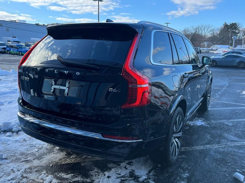 2025 Volvo - image 7