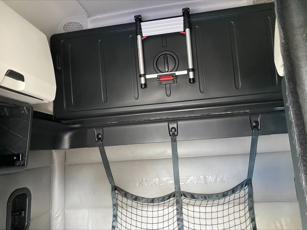 2022 Freightliner Cascadia - image 16