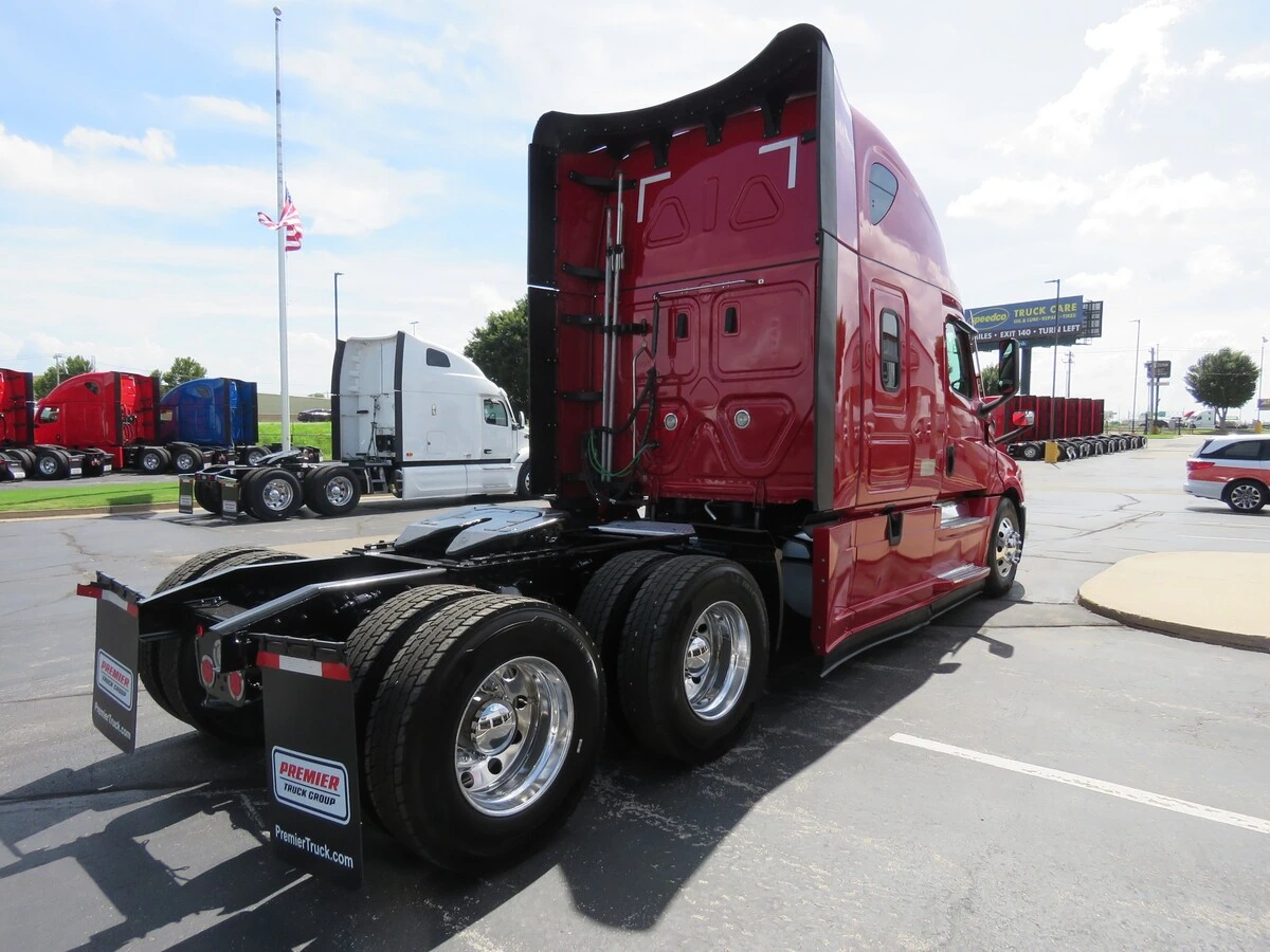 2023 Freightliner Cascadia — photo 7