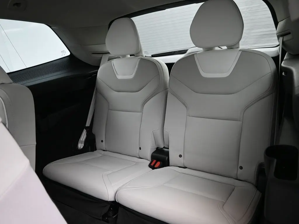 2025 Volvo - image 27