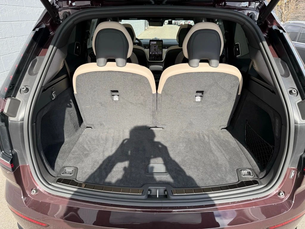 2025 Volvo - image 32