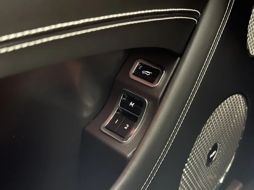 2025 Bentley Bentayga Azure photo 11
