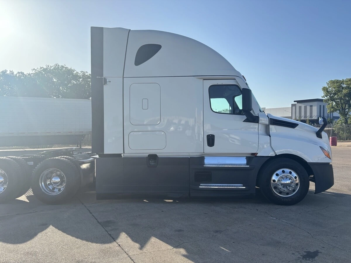 2025 Freightliner Cascadia — photo 4