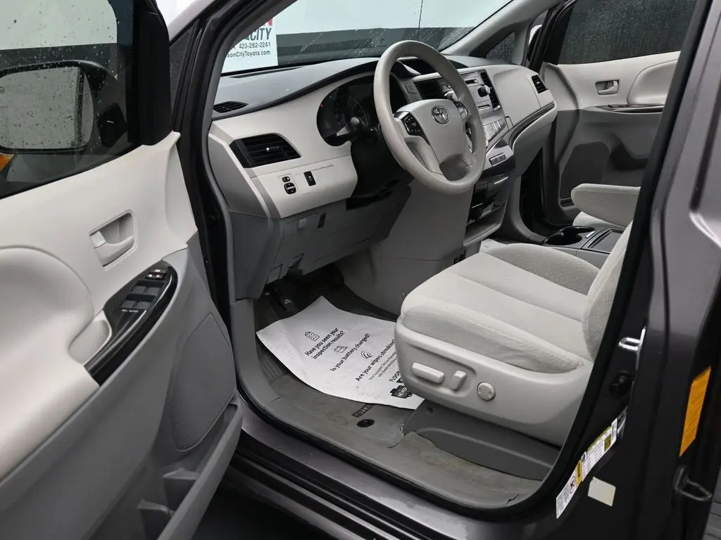 2014 Toyota Sienna LE photo 17