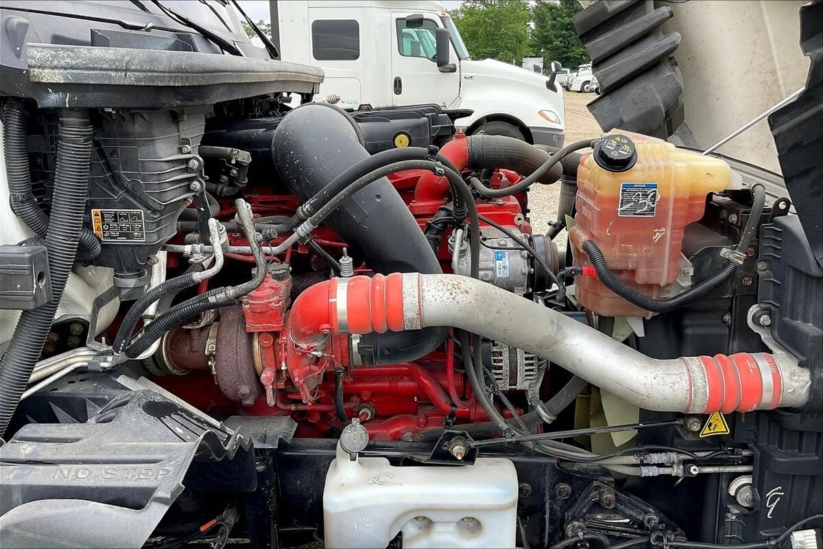 2022 International LT - image 4