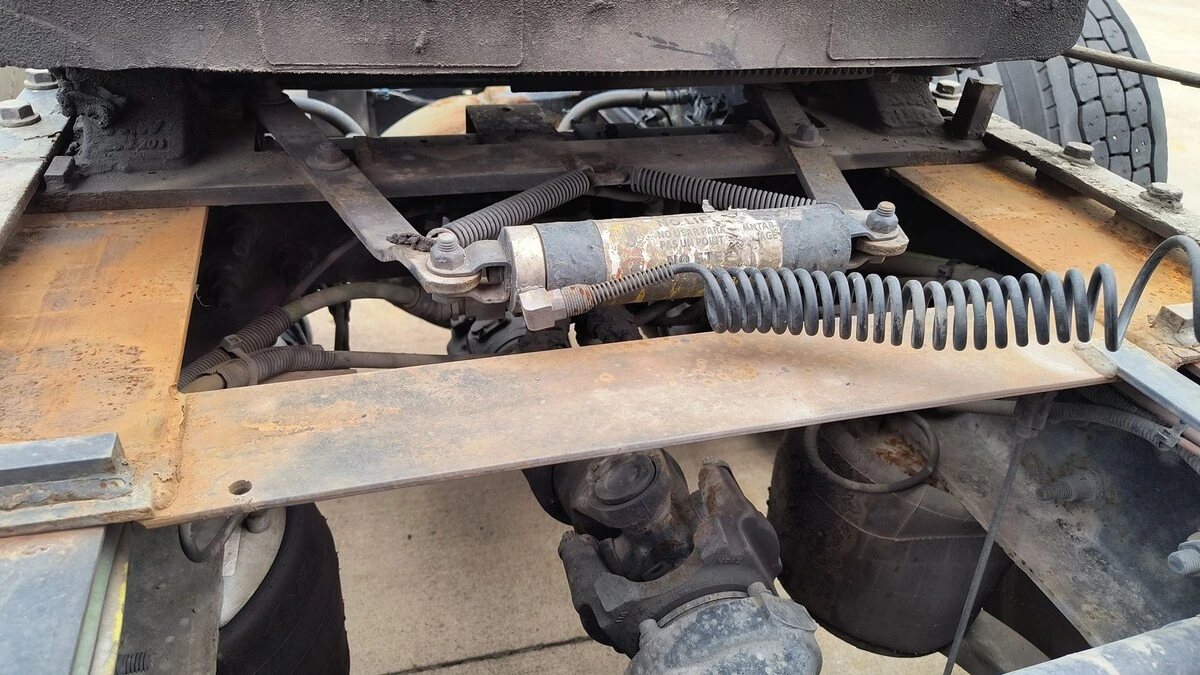 2020 International LT - image 7