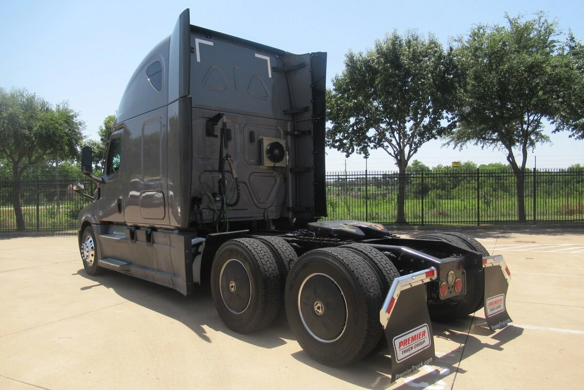 2022 Freightliner Cascadia — photo 3