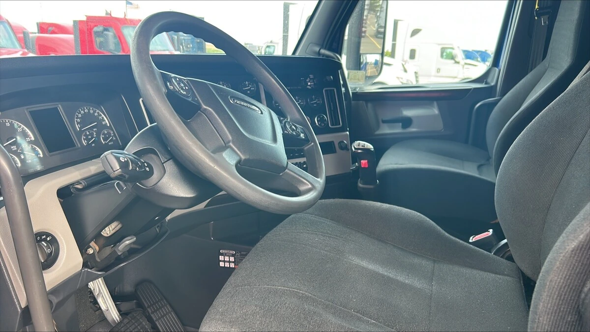 2020 Freightliner Cascadia — photo 2
