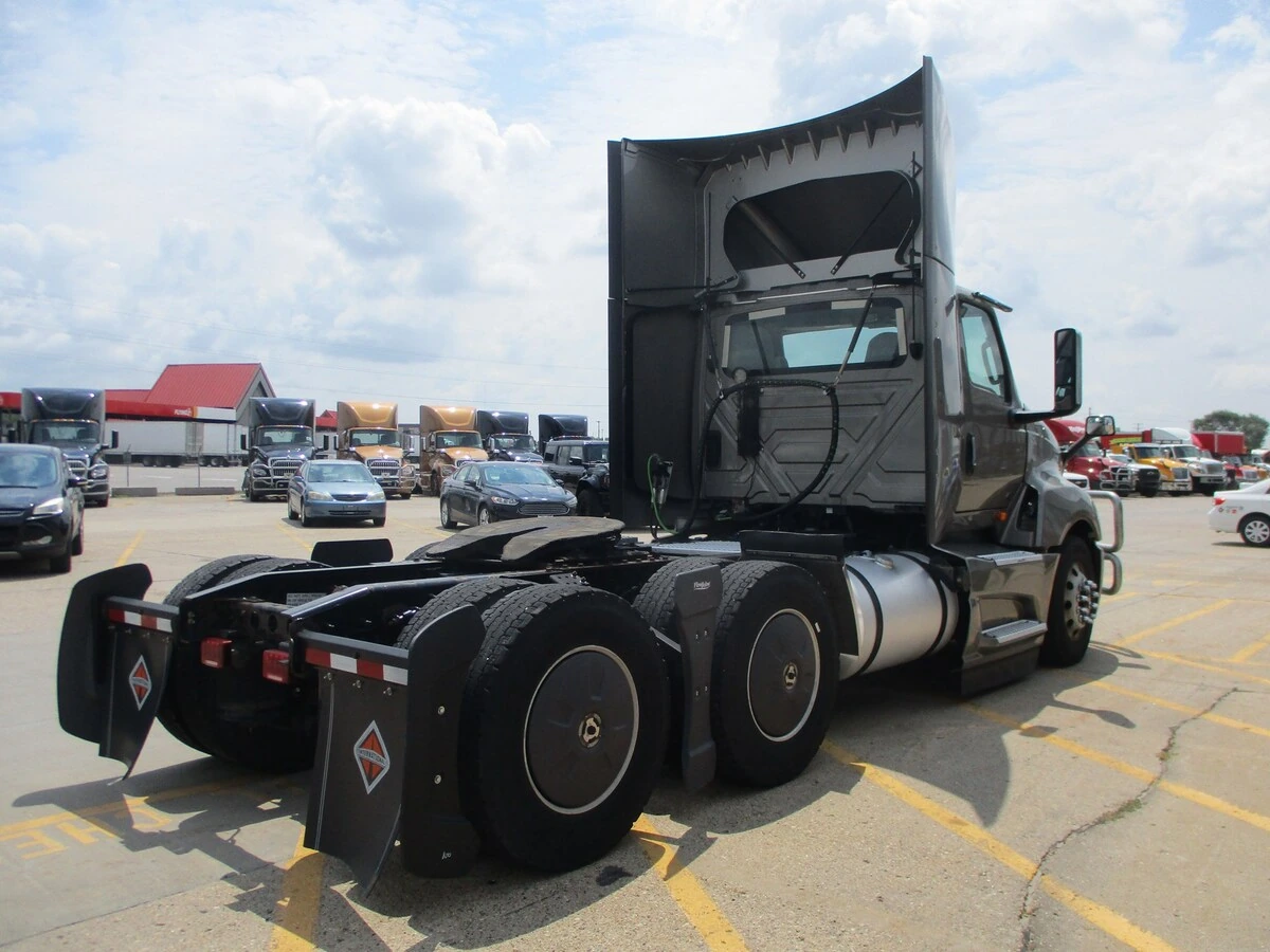 2022 International LT in Altoona, IA — photo 5